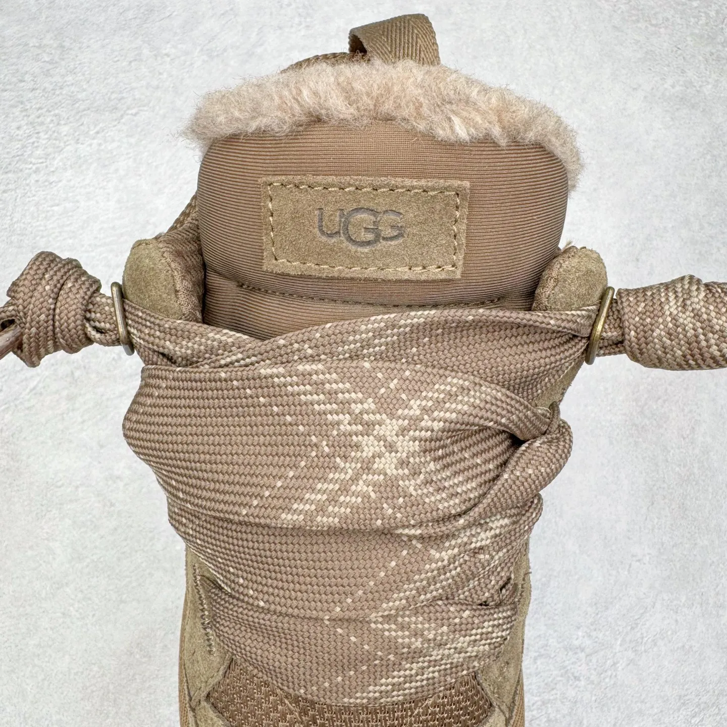 Pick up locally💰640 UGG 4032 Meyer autumn and winter sheepskin and fur integrated snow boots. All shoes are made of ZP from the same factory. Longfeng A-grade Australian imported sheepskin and fur integrated. Men's and women's boots brand OEM production line fully follows the ZP process. OEM original pattern maker adheres to the principle of no original shoes and no development selection. Pay attention to every detail. The most authentic version on the market TREADLITE "Light Wing" technology outsole Lightweight/durable/flexible/pile size: 35 36 37 38 39 40 41 42 43 44 45 Coding: by3936030
